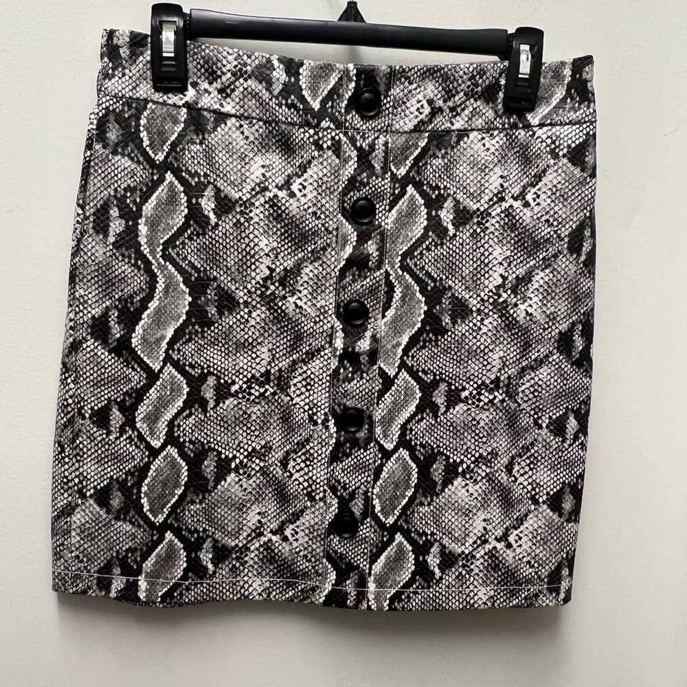 Shinestar Junior mini faux leather snake print.
Size L